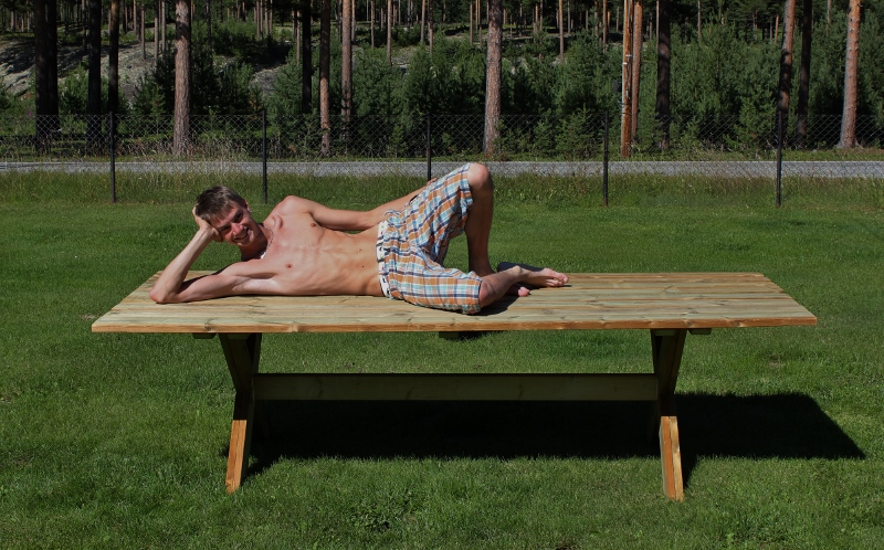 stort hagebord i tre