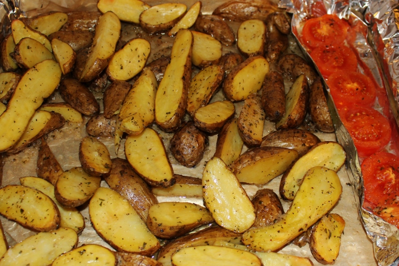 saltstekte poteter med tomater